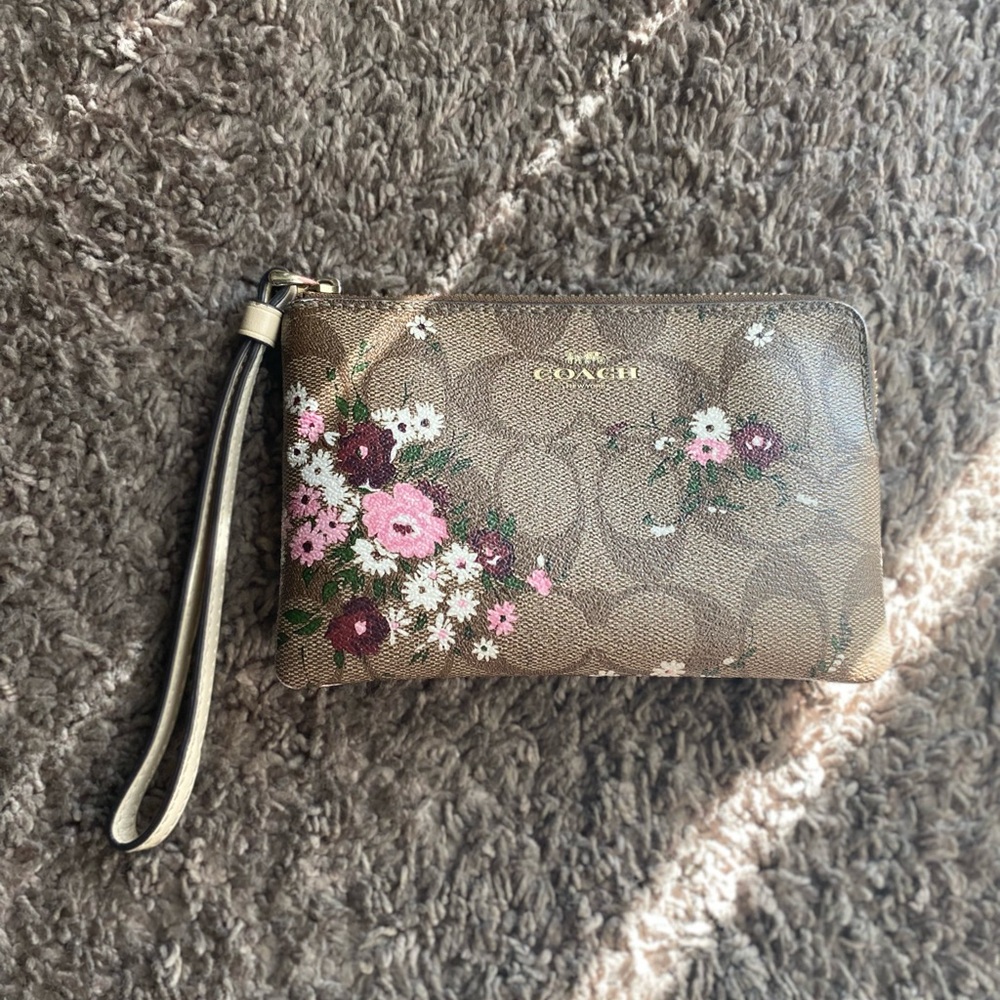 Coach pouch wallet , still in good condition